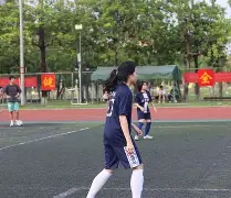 包含冲破枷锁：女子足球比赛中的突破之战的词条